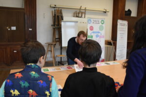 Atelier sur la frise chronologique qui permet de comprendre les liens entre l'évolution de l'alimentation et leur impact sur notre environnement.