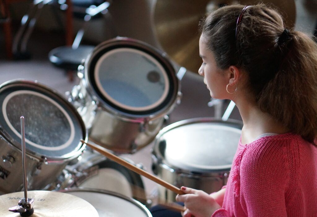 Une jeune fille entrain de faire de la batterie
