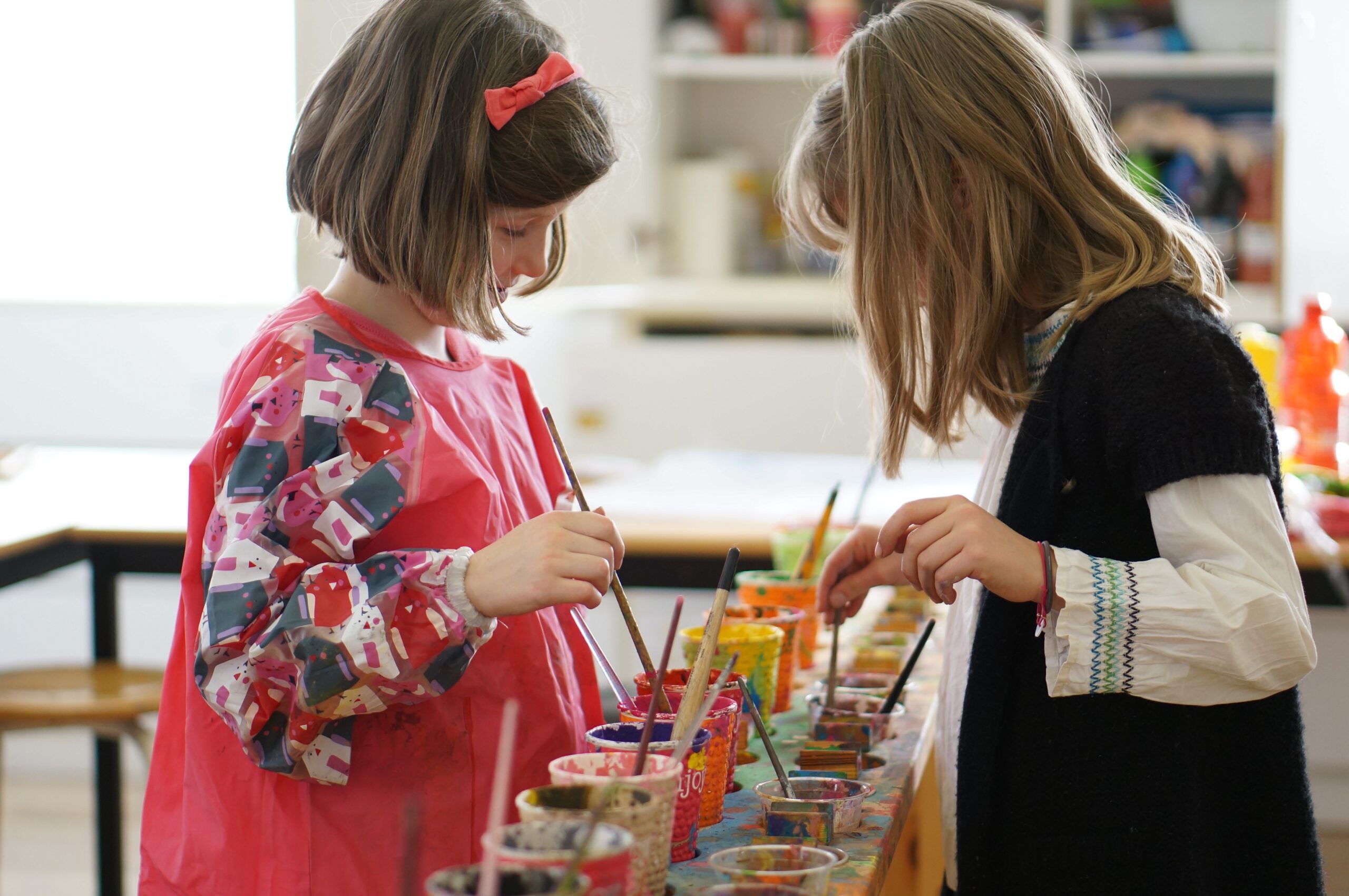 Deux fillettes entrain de peindre