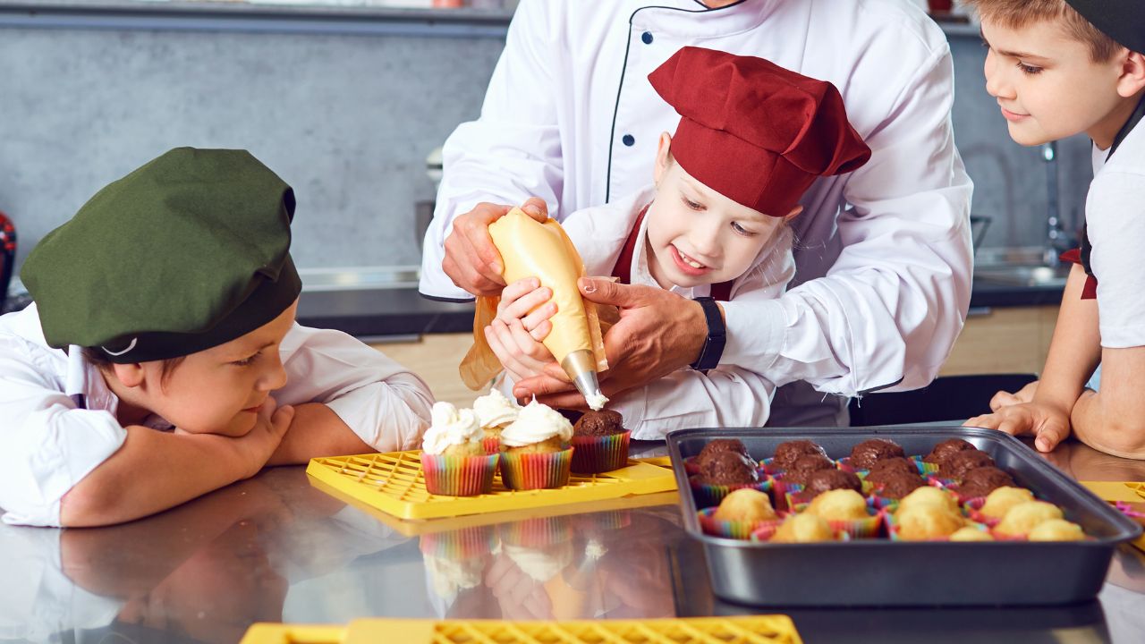 trois enfants qui cuisinent des cup cakes